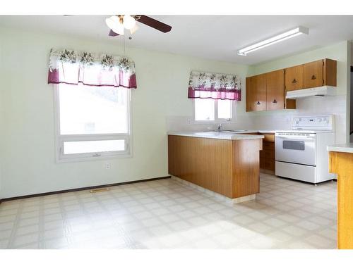 4609 54 Avenue, Rimbey, AB - Indoor Photo Showing Kitchen