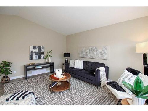 78 Kilburn Crescent, Red Deer, AB - Indoor Photo Showing Living Room