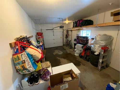 231 3 Avenue Ne, Three Hills, AB - Indoor Photo Showing Living Room