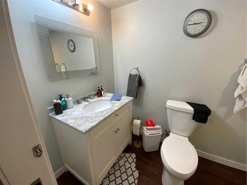 231 3 Avenue Ne, Three Hills, AB - Indoor Photo Showing Bathroom