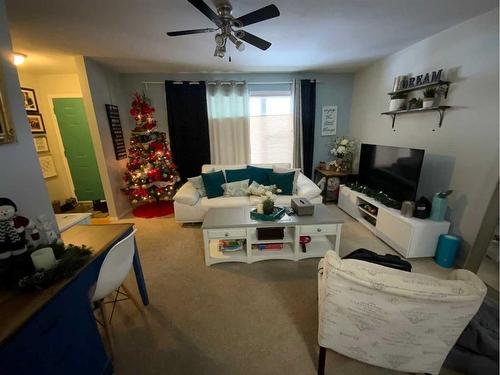 231 3 Avenue Ne, Three Hills, AB - Indoor Photo Showing Living Room