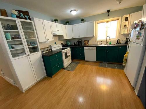 231 3 Avenue Ne, Three Hills, AB - Indoor Photo Showing Kitchen