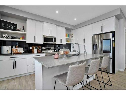 89 Memorial Parkway, Rural Red Deer County, AB - Indoor Photo Showing Kitchen With Upgraded Kitchen