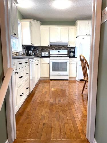 7104 43 Avenue, Camrose, AB - Indoor Photo Showing Kitchen