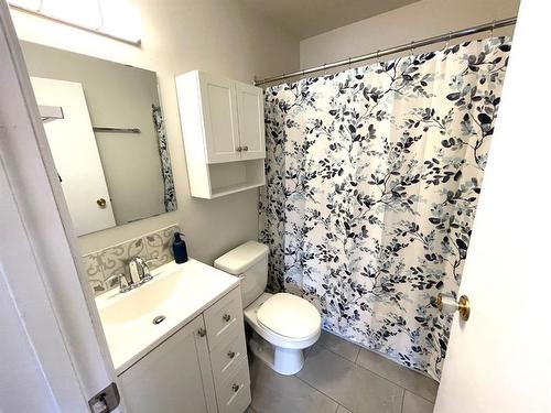 7104 43 Avenue, Camrose, AB - Indoor Photo Showing Bathroom