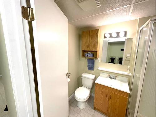 7104 43 Avenue, Camrose, AB - Indoor Photo Showing Bathroom