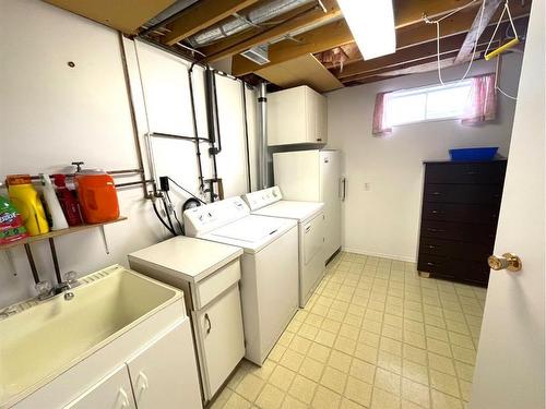 7104 43 Avenue, Camrose, AB - Indoor Photo Showing Laundry Room