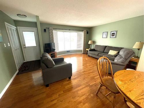 7104 43 Avenue, Camrose, AB - Indoor Photo Showing Living Room