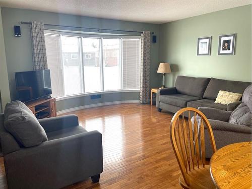 7104 43 Avenue, Camrose, AB - Indoor Photo Showing Living Room