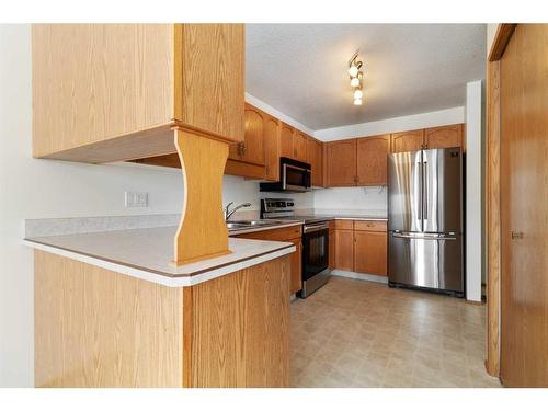 72-2816 Botterill Crescent, Red Deer, AB - Indoor Photo Showing Kitchen