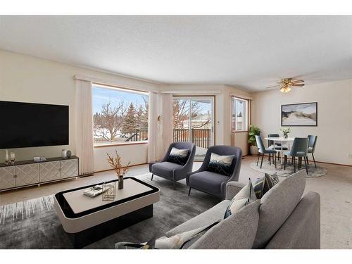 72-2816 Botterill Crescent, Red Deer, AB - Indoor Photo Showing Living Room