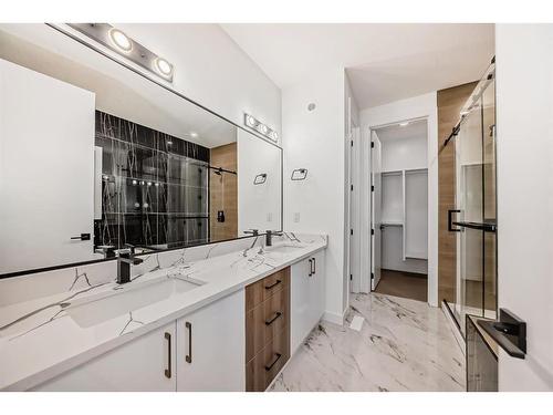 2756 1 Avenue Sw, Edmonton, AB - Indoor Photo Showing Bathroom