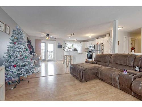 6312 50A Street Close, Ponoka, AB - Indoor Photo Showing Living Room