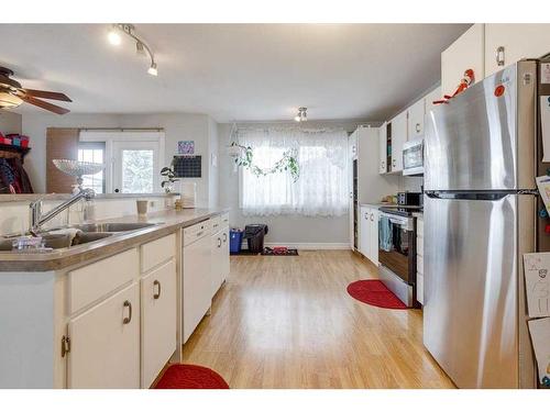 6312 50A Street Close, Ponoka, AB - Indoor Photo Showing Kitchen