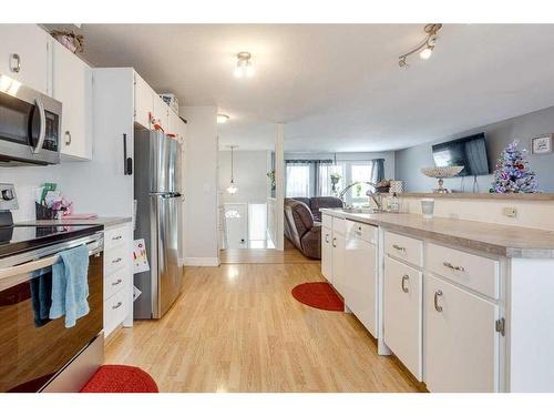 6312 50A Street Close, Ponoka, AB - Indoor Photo Showing Kitchen