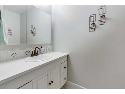 6312 50A Street Close, Ponoka, AB - Indoor Photo Showing Bathroom