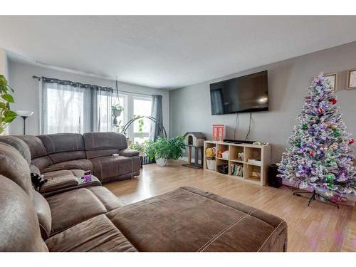 6312 50A Street Close, Ponoka, AB - Indoor Photo Showing Living Room