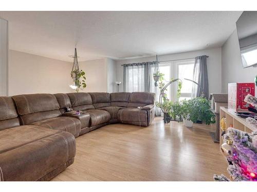 6312 50A Street Close, Ponoka, AB - Indoor Photo Showing Living Room