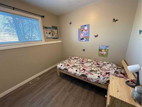 4208 48 Ave, Ponoka, AB - Indoor Photo Showing Bedroom