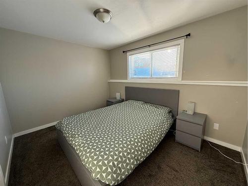 4208 48 Ave, Ponoka, AB - Indoor Photo Showing Bedroom