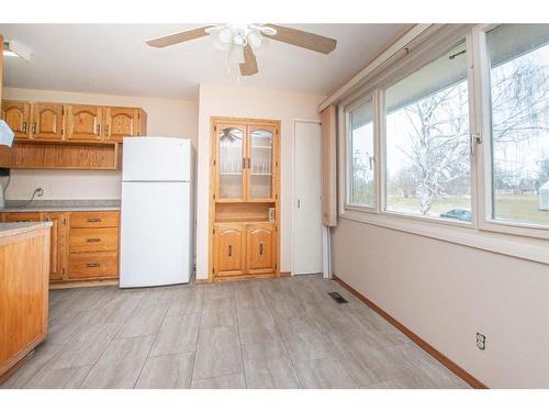 33 Odstone Green, Red Deer, AB - Indoor Photo Showing Kitchen