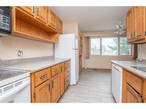 33 Odstone Green, Red Deer, AB - Indoor Photo Showing Kitchen