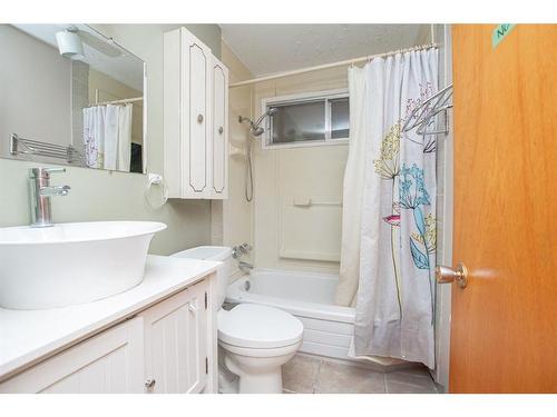 33 Odstone Green, Red Deer, AB - Indoor Photo Showing Bathroom