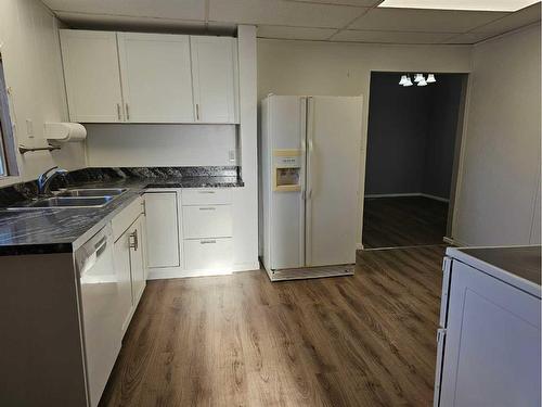 37 Prospect Avenue, Erskine, AB - Indoor Photo Showing Kitchen With Double Sink