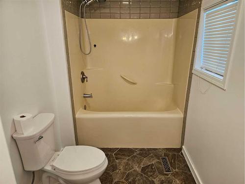 37 Prospect Avenue, Erskine, AB - Indoor Photo Showing Bathroom