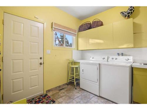 27 Selkirk Boulevard, Red Deer, AB - Indoor Photo Showing Laundry Room