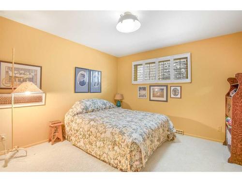 27 Selkirk Boulevard, Red Deer, AB - Indoor Photo Showing Bedroom