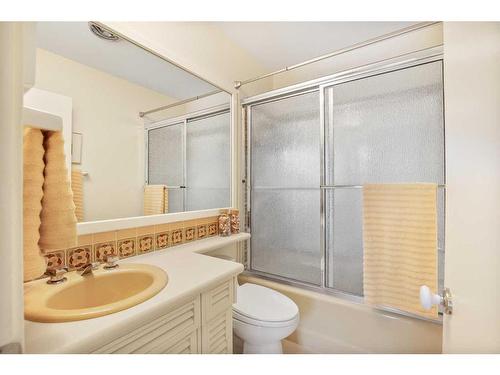 27 Selkirk Boulevard, Red Deer, AB - Indoor Photo Showing Bathroom