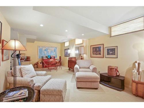 27 Selkirk Boulevard, Red Deer, AB - Indoor Photo Showing Living Room