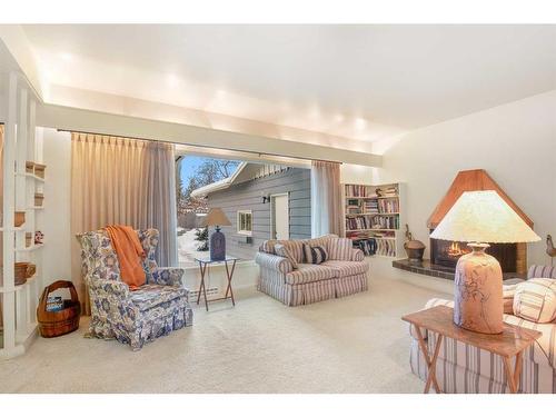 27 Selkirk Boulevard, Red Deer, AB - Indoor Photo Showing Living Room