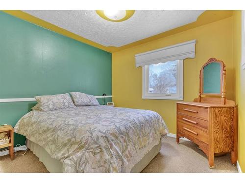 5620 50 Avenue, Innisfail, AB - Indoor Photo Showing Bedroom