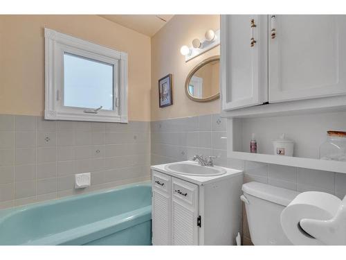 5620 50 Avenue, Innisfail, AB - Indoor Photo Showing Bathroom