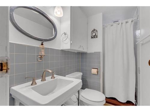 5620 50 Avenue, Innisfail, AB - Indoor Photo Showing Bathroom