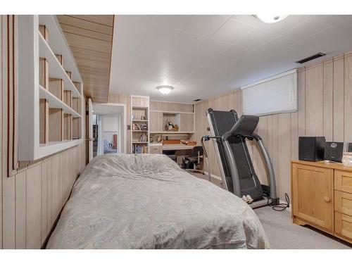 5620 50 Avenue, Innisfail, AB - Indoor Photo Showing Bedroom