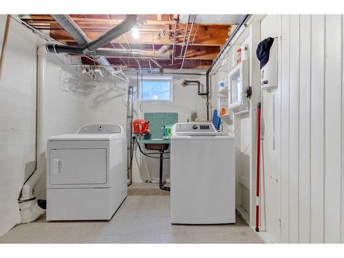 5620 50 Avenue, Innisfail, AB - Indoor Photo Showing Laundry Room