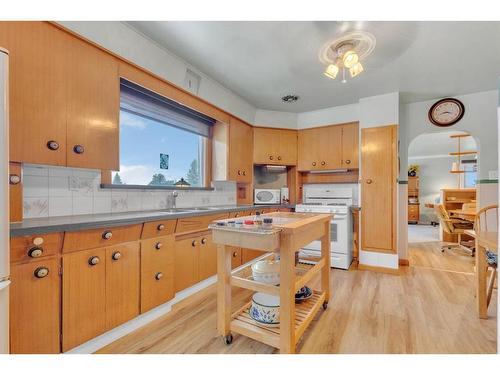 5620 50 Avenue, Innisfail, AB - Indoor Photo Showing Kitchen