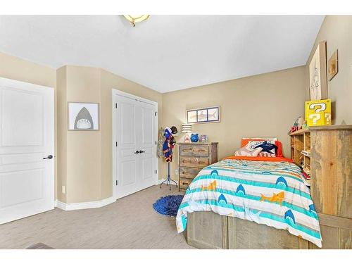 4006 45 Avenue, Sylvan Lake, AB - Indoor Photo Showing Bedroom