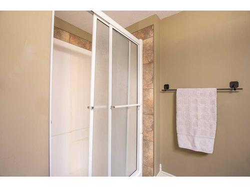 4006 45 Avenue, Sylvan Lake, AB - Indoor Photo Showing Bathroom