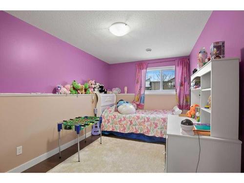 131 Timberstone Way, Red Deer, AB - Indoor Photo Showing Bedroom