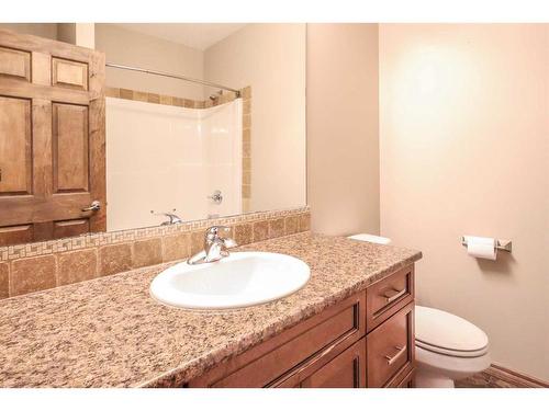 6923 Meadowview Close, Stettler, AB - Indoor Photo Showing Bathroom