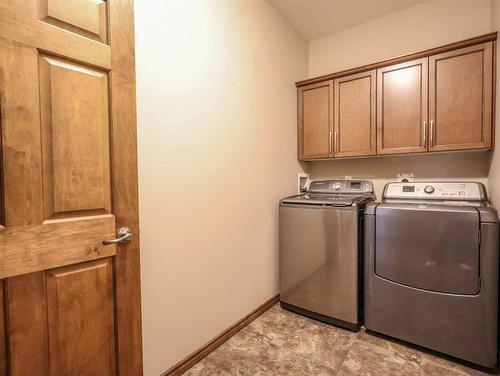 6923 Meadowview Close, Stettler, AB - Indoor Photo Showing Laundry Room