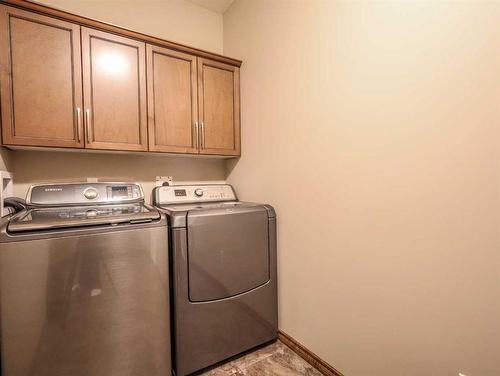 6923 Meadowview Close, Stettler, AB - Indoor Photo Showing Laundry Room