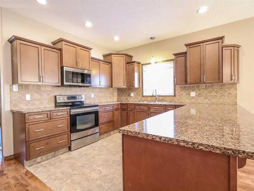 6923 Meadowview Close, Stettler, AB - Indoor Photo Showing Kitchen With Upgraded Kitchen