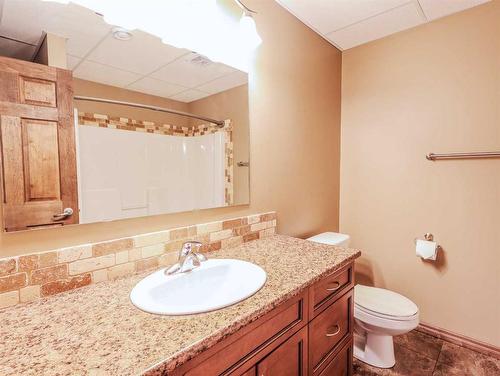 6923 Meadowview Close, Stettler, AB - Indoor Photo Showing Bathroom