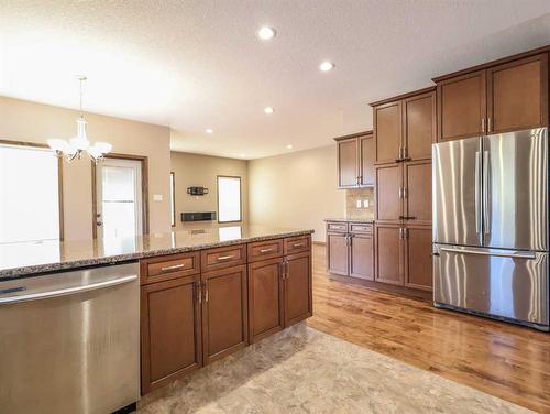 6923 Meadowview Close, Stettler, AB - Indoor Photo Showing Kitchen