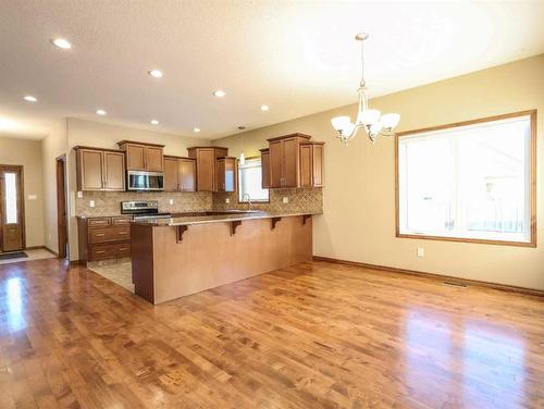 6923 Meadowview Close, Stettler, AB - Indoor Photo Showing Kitchen With Upgraded Kitchen